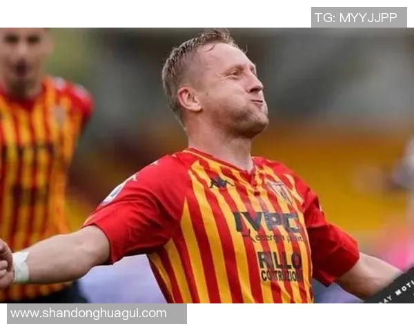 萨索洛与贝内文托队徽对比分析及其历史背景探讨